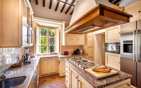 Villa Igea 13: Eigentum, Möbel, Tabelle, Cabinetry, Countertop, Holz, Küche, Interior Design, Die Architektur, Essen