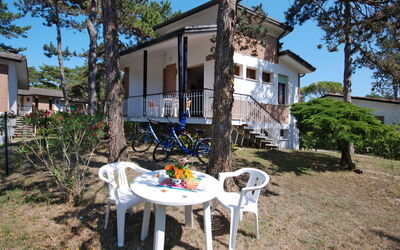 Lignano Pineta 620: Pflanze, Himmel, Gebäude, Eigentum, Fenster, Tabelle, Natur, Baum, Haus, Grundstueck