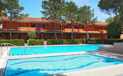 Bibione 657: Wasser, Pflanze, Himmel, Eigentum, Schwimmbad, Baum, Fenster, Gebäude, Azurblau, Schatten