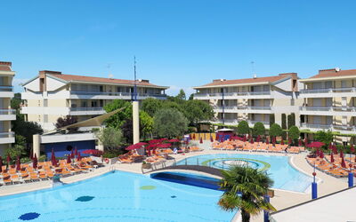 Bibione 661: Schwimmbad, Resort, Eigentum, Gebäude, \Stadt, Grundeigentum, Wohngebiet, Hotel, Urlaub, Wohnung