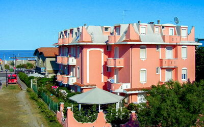 Porto Garibaldi 630: Himmel, Gebäude, Eigentum, Fenster, Pflanze, Azurblau, Haus, Die Architektur, Eigentumswohnung, Urban Design