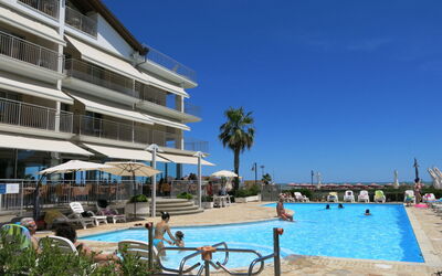 Roseto degli Abruzzi 604: Wasser, Himmel, Pflanze, Eigentum, Gebäude, Schwimmbad, Azurblau, Schatten, Strandresort, Gewässer