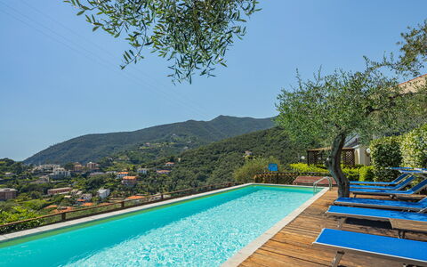Moneglia 665: Schwimmbad, Eigentum, Resort, Freizeit, Urlaub, Grundeigentum, Baum, Haus, Gebäude, Estate