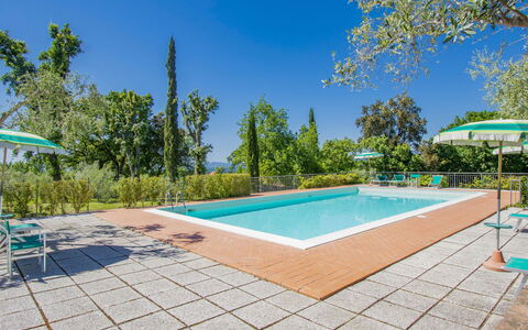 Casale Marittimo 607: Wasser, Pflanze, Himmel, Schwimmbad, Gebäude, Azurblau, Baum, Gartenmöbel, Schatten, Haus