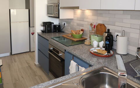 Avó Lucy: Spüle, Countertop, Sinken, Eigentum, Cabinetry, Zapfhahn, Küchengerät, Küche, Herd, Armatur