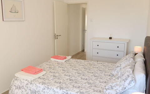 Avó Lucy: Möbel, Bett, Interior Design, Schlafzimmer, Fussboden, Flooring, Bedding, Bettdecke, Holz, Zimmer