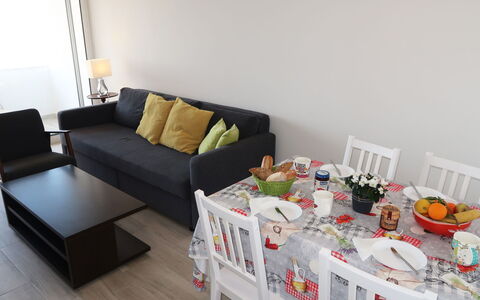 Avó Lucy: Tabelle, Couch, Möbel, Studio Couch, Fenster, Interior Design, Komfort, Holz, Kissen, Wohnzimmer