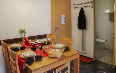 St. Pauli: Tabelle, Möbel, Eigentum, Countertop, Holz, Interior Design, Flooring, Essen, Fussboden, Haushaltsgerät