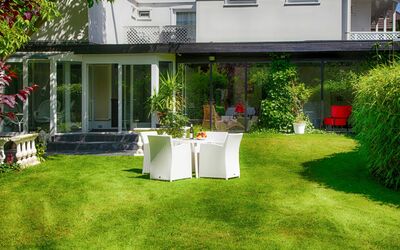Cuxhaven 615: Pflanze, Eigentum, Fenster, Gebäude, Haus, Grundstueck, Stuhl, Gras, Baum, Tisch Im Freien