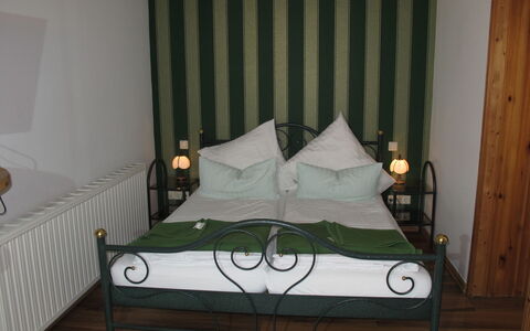 Schwarbe 647: Bett, Möbel, Zimmer, Bettrahmen, Schlafzimmer, Eigentum, Matratze, Eisen, Interior Design, Die Architektur