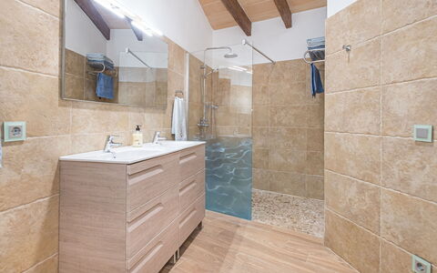 Cordella: Zapfhahn, Armatur, Eigentum, Badezimmerschrank, Sinken, Spiegel, Cabinetry, Badezimmer, Holz, Interior Design