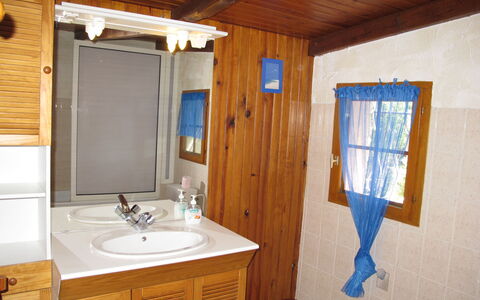 Les Campaou: Spiegel, Zapfhahn, Badezimmerschrank, Cabinetry, Sinken, Eigentum, Armatur, Bad Sink, Badezimmer, Holz