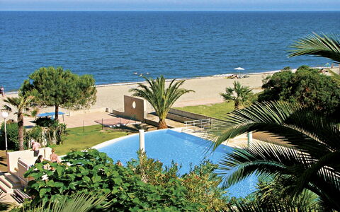 Moriani-Plage 623: Wasser, Himmel, Eigentum, Pflanze, Gebäude, Licht, Azurblau, Natur, Baum, Strandresort