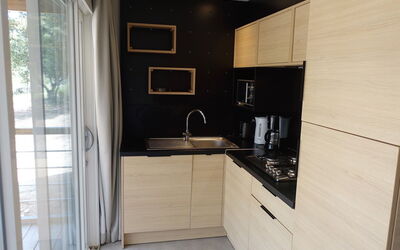 Cala di Sole 607.5: Sinken, Eigentum, Countertop, Zapfhahn, Cabinetry, Spüle, Armatur, Holz, Küche, Interior Design
