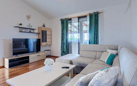 Sandra: Möbel, Interior Design, Flooring, Fussboden, Wohnzimmer, Couch, Zimmer, Zuhause, Beleuchtung, Tabelle