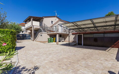 Sandra: Wohngebiet, Zuhause, Schatten, Beton, Auffahrt, Flagstone, Balkon, Walkway, Hof, Outdoor Struktur