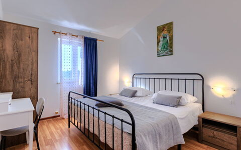 Sandra: Bett, Möbel, Interior Design, Schlafzimmer, Bedding, Bettdecke, Zimmer, Decke, Fussboden, Holz