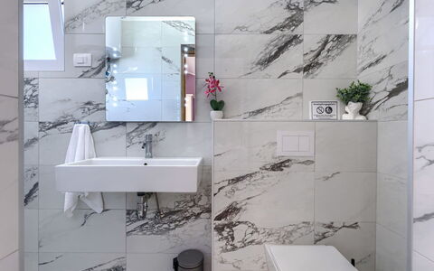 Sandra: Interior Design, Armatur, Flooring, Fussboden, Badezimmer, Zapfhahn, Installation, Fliese, Sinken, Verbundwerkstoff