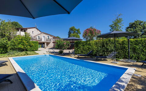 Sandra: Schwimmbad, Blau, Resort, Freizeit, Verbundwerkstoff, Gartenmöbel, Eco Hotel, Regenschirm, Schatten, Water Feature