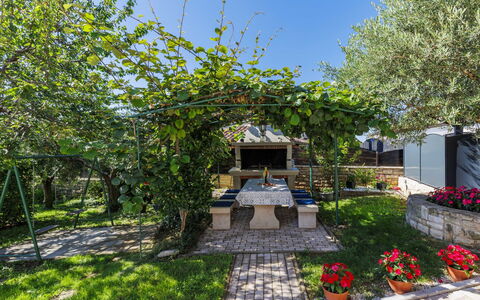 Sandra: Schatten, Garten, Landscaping, Flagstone, Garten, Blumentopf, Walkway, Hof, Hinterhof