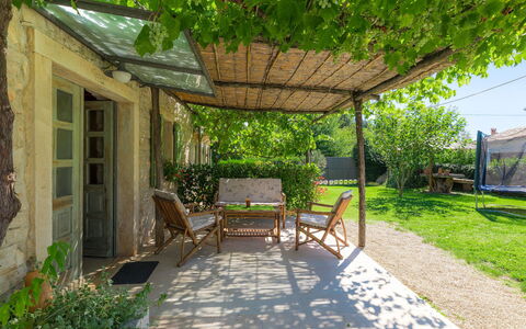 Hrelja: Eigentum, Grundeigentum, Gebäude, Haus, Wohngebiet, Garten, Zuhause, Hinterhof, Pergola, Botanik