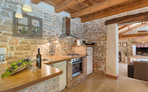 Hrelja: Cabinetry, Countertop, Eigentum, Möbel, Küche, Zapfhahn, Holz, Interior Design, Herd, Die Architektur