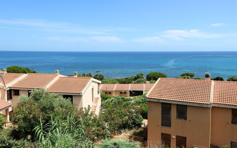 Porto Corallo 612: Himmel, Wasser, Wolke, Daytime, Pflanze, Fenster, Gebäude, Azurblau, Haus, Grundstueck