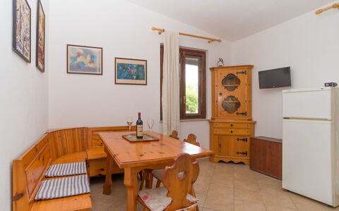 Valle degli Oleandri (Rei185): Möbel, Cabinetry, Eigentum, Tabelle, Holz, Stuhl, Bilderrahmen, Interior Design, Gebäude, Flooring