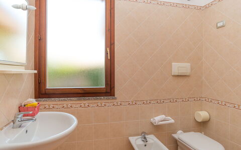Case Stelle Marine (Rei217): Spiegel, Armatur, Eigentum, Zapfhahn, Fotografieren, Sinken, Bad Sink, Weiss, Badezimmer, Fenster