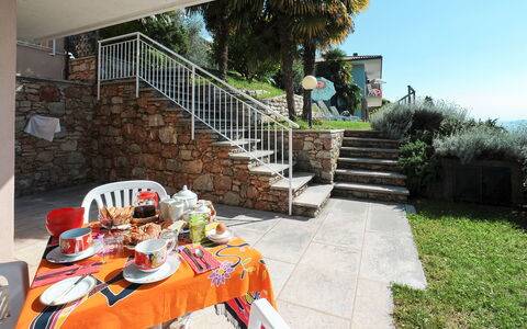 Malcesine 601: Möbel, Gartenmöbel, Resort, Schwimmbad, Eco Hotel, Schatten, Stuhl, Garten, Landscaping