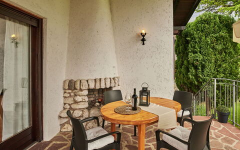 Rocchetta: Möbel, Eigentum, Tabelle, Pflanze, Holz, Stuhl, Interior Design, Die Architektur, Flooring, Fussboden