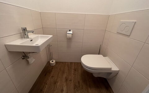 Mittersill 685: Eigentum, Badezimmer, Bad Sink, Sinken, Armatur, Lila, Gebäude, Interior Design, Zapfhahn