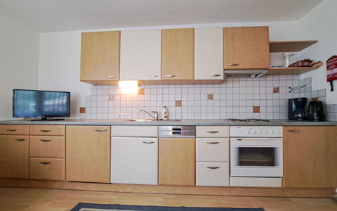 Zell am Ziller 685: Küche, Holz, Flooring, Countertop, Küchengerät, Interior Design, Major Appliance, Möbel, Cabinetry, Fussboden
