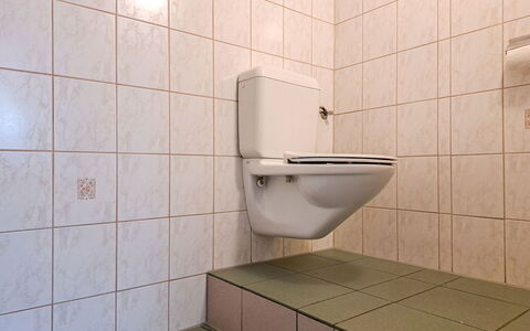 Zell am Ziller 685: Toilleten Sitz, Flooring, Toilette, Badezimmer, Fussboden, Armatur, Fliese, Interior Design, Installation