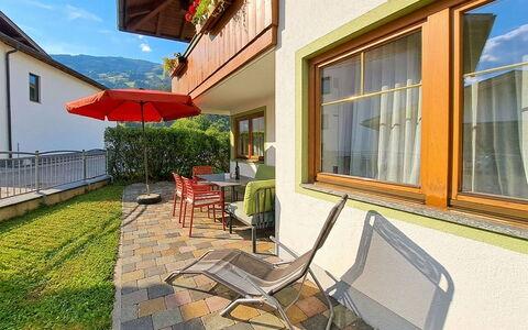 Zell am Ziller 685: Zimmerpflanze, Holzbeize, Blumentopf, Eco Hotel, Stuhl, Balkon, Schatten, Garten, Landscaping, Villa