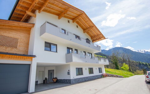 Mayrhofen 788: Wolke, Zuhause, Urban Design, Balkon, Kumulus, Meteorologisches Phänomen, Auffahrt, Villa, Abstellgleis, Alpen