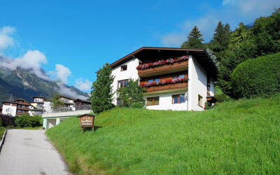 Finkenberg 608: Eigentum, Gebirge, Berg, Bergforms, Himmel, Natürliche Landschaft, Haus, Bergstation, Alpen, Gras