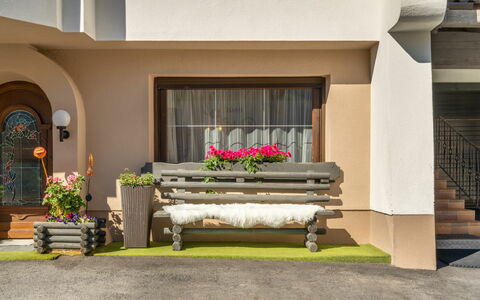 Sölden 667: Blume, Pflanze, Eigentum, Blumentopf, Gebäude, Zimmerpflanze, Couch, Dekoration, Wohnzimmer, Holz