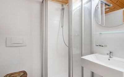 Nadine 667.4: Spiegel, Gebäude, Eigentum, Zapfhahn, Armatur, Sinken, Interior Design, Badezimmer, Haus, Die Architektur