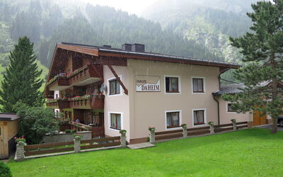 Sankt Leonhard im Pitztal 607: Pflanze, Gebäude, Berg, Eigentum, Fenster, Baum, Haus, Grundstueck, Himmel, Natürliche Landschaft