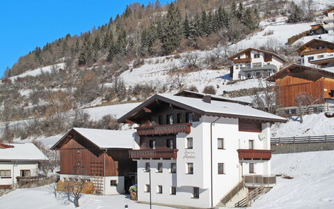 Prutz Kaunertal 659: Berg, Himmel, Schnee, Eigentum, Gebäude, Fenster, Baum, Steigung, Haus, Biome