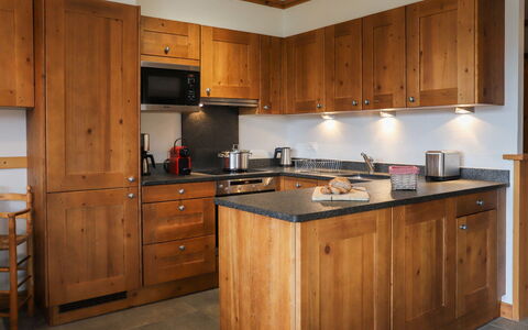 Terrasses du Paradis 5B: Countertop, Cabinetry, Möbel, Küche, Küchengerät, Haushaltsgerät, Holz, Schublade, Gebäude, Die Architektur