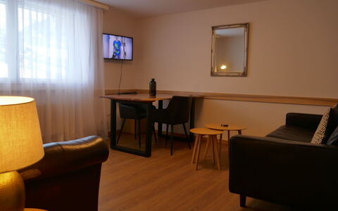 Chalet Desirée: Tabelle, Eigentum, Möbel, Holz, Interior Design, Flooring, Komfort, Die Architektur, Fussboden, Wand