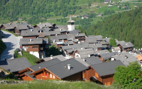 Les Clarines: Pflanze, Gebäude, Natürliche Landschaft, Hochland, Haus, Vegetation, Grundstueck, Baum, Gras, Biome