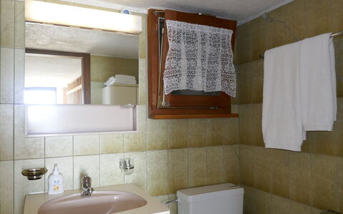 Rustico Girasole: Spiegel, Zapfhahn, Bad Sink, Sinken, Eigentum, Armatur, Badezimmerschrank, Badezimmer, Interior Design, Holz
