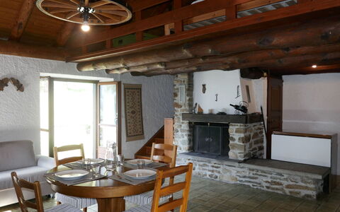 Rustico Girasole: Eigentum, Möbel, Tabelle, Gebäude, Holz, Stuhl, Interior Design, Fussboden, Flooring, Strahl