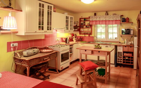 Karasova Ii: Cabinetry, Tabelle, Eigentum, Countertop, Möbel, Fenster, Küche, Schublade, Beleuchtung, Interior Design