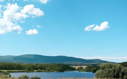Karasova Ii: Wolke, Wasser, Himmel, Pflanze, Wasservorräte, Ökoregion, Natur, Natürliche Landschaft, Berg, Gras