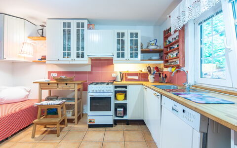 Karasova Ii: Küche, Küchengerät, Major Appliance, Möbel, Interior Design, Countertop, Holz, Cabinetry, Flooring, Zimmer