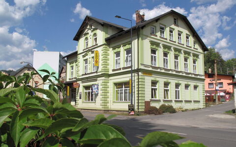 Desná V Jizerských Horách 603: Wolke, Himmel, Pflanze, Gebäude, Fenster, Haus, Wohngebiet, Fassade, Baum, Stadt